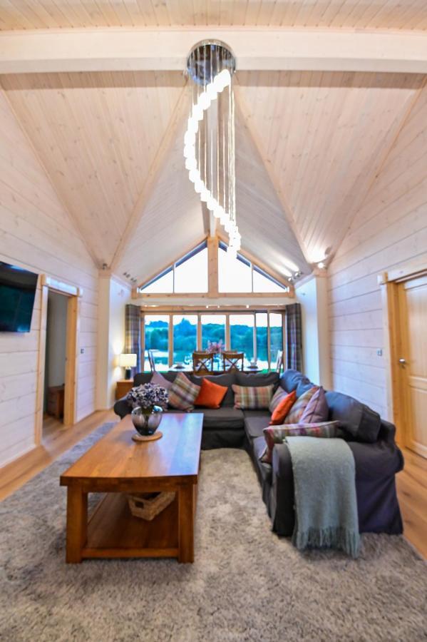 Cuddfan Lodge On A Gorgeous Private Lake 뉴포트 외부 사진