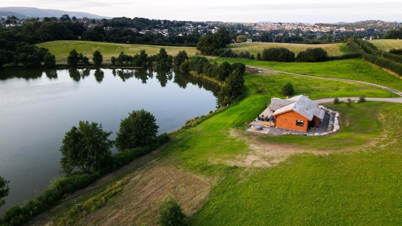 Cuddfan Lodge On A Gorgeous Private Lake 뉴포트 외부 사진