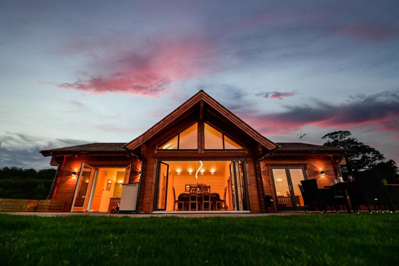 Cuddfan Lodge On A Gorgeous Private Lake 뉴포트 외부 사진