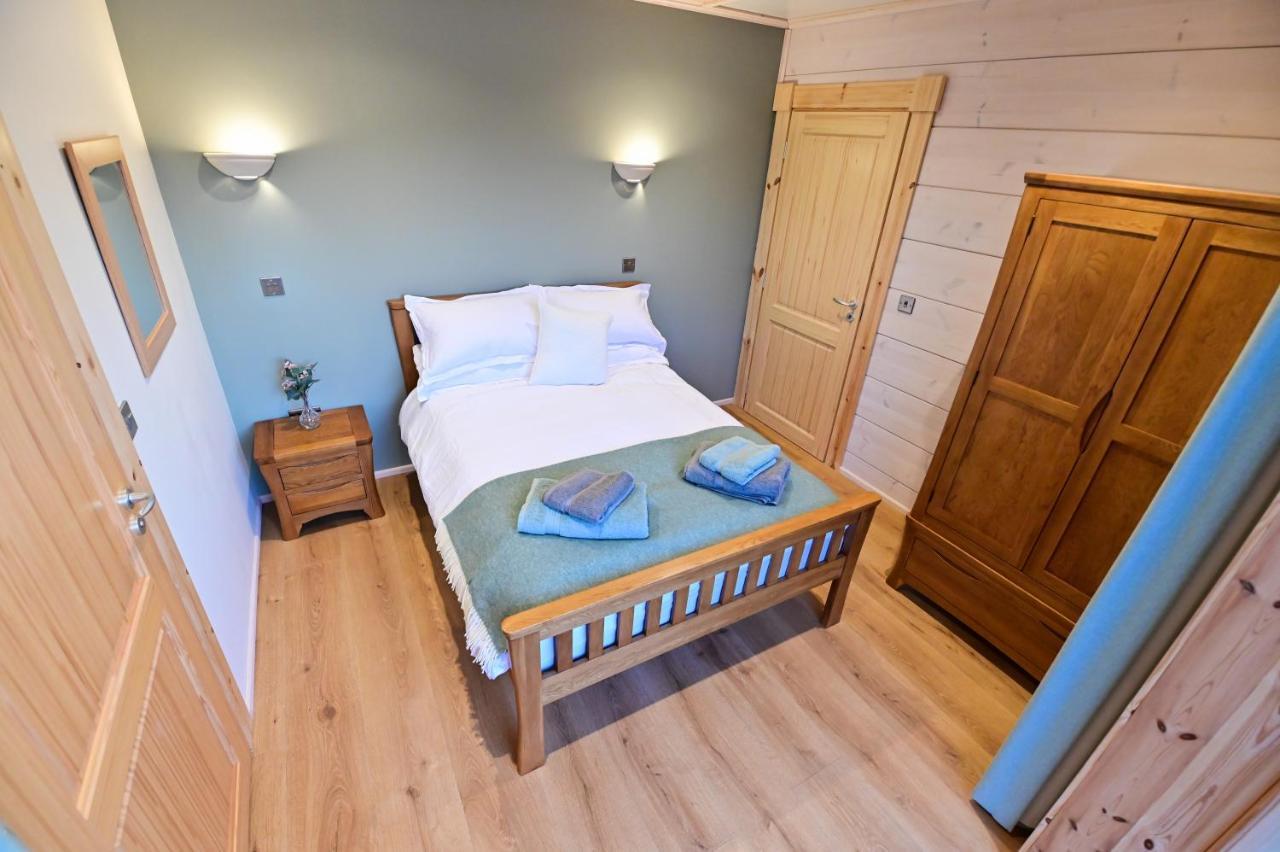 Cuddfan Lodge On A Gorgeous Private Lake 뉴포트 외부 사진